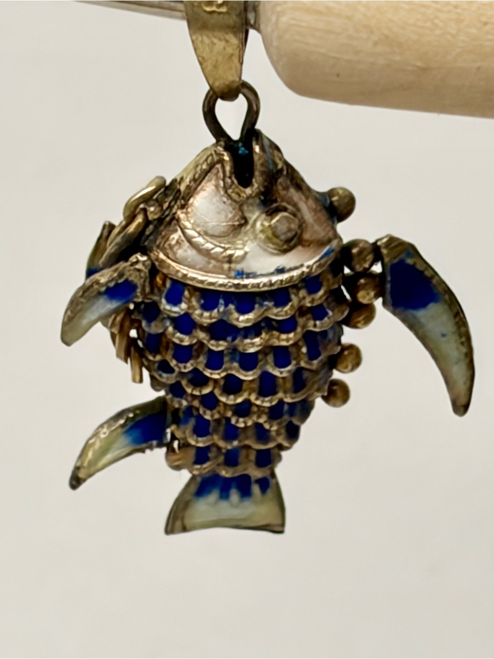 Vintage Chinese Articulated Fish Pendant Gilt Silver - Blue & White Enamel - Picture 8 of 16